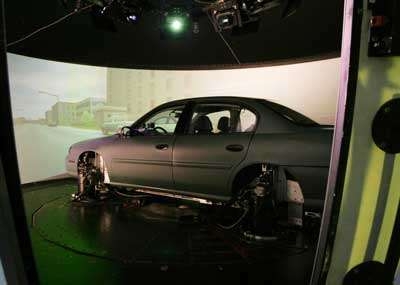 Foto de un automóvil configurado con pantallas a su alrededor para usarlo como simulador.